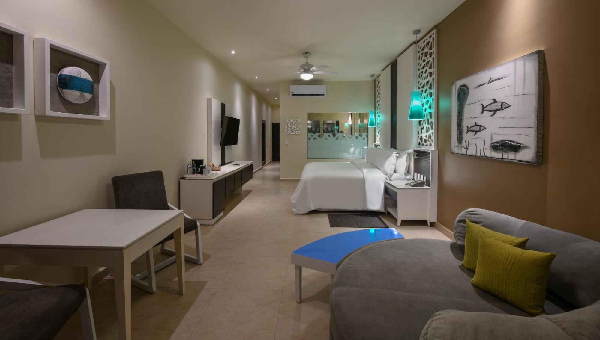 Oceanfront Pool Swim Up Suite