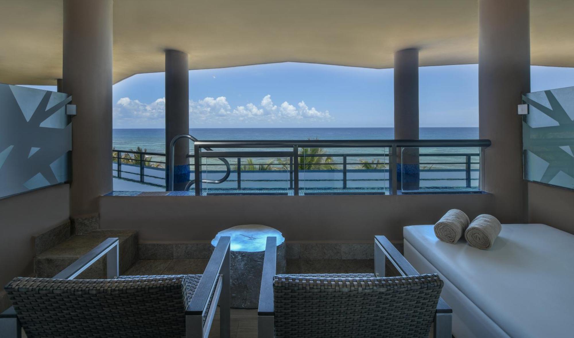 Oceanfront Swim up Suite,1600215450:JPEG